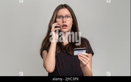 truffa telefonica banca truffa scioccato donna carta di credito Foto Stock