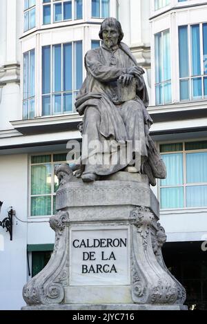 Pedro Calderón de la Barca (1600-1681).Cavaliere scrittore spagnolo dell'Ordine di Santiago.Statua in Calle de Atocha a Madrid Spagna Foto Stock