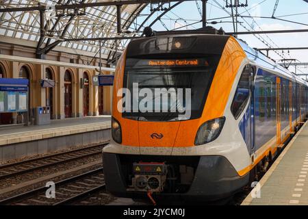CAFE Civity SNG treno locale per pendolari presso la stazione ferroviaria di Zwolle nei Paesi Bassi Foto Stock