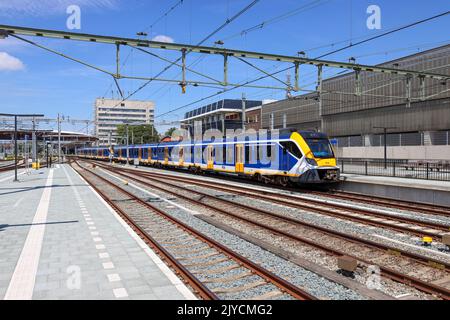 CAFE Civity SNG treno locale per pendolari presso la stazione ferroviaria di Zwolle nei Paesi Bassi Foto Stock