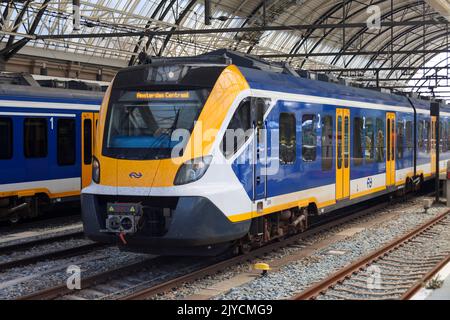 CAFE Civity SNG treno locale per pendolari presso la stazione ferroviaria di Zwolle nei Paesi Bassi Foto Stock