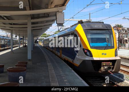 CAFE Civity SNG treno locale per pendolari presso la stazione ferroviaria di Zwolle nei Paesi Bassi Foto Stock