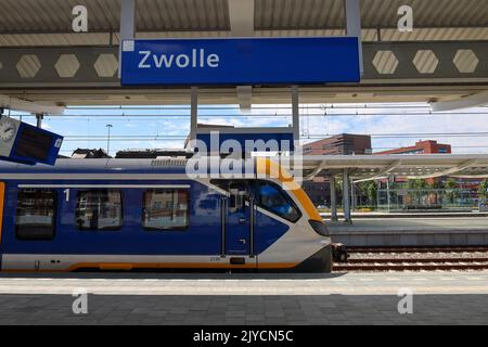CAFE Civity SNG treno locale per pendolari presso la stazione ferroviaria di Zwolle nei Paesi Bassi Foto Stock
