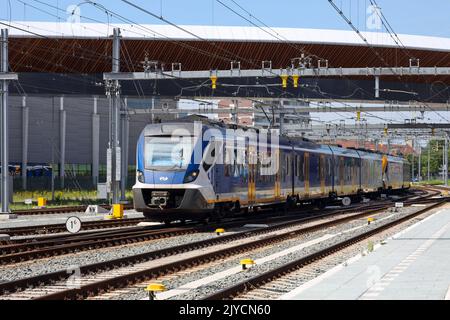 CAFE Civity SNG treno locale per pendolari presso la stazione ferroviaria di Zwolle nei Paesi Bassi Foto Stock