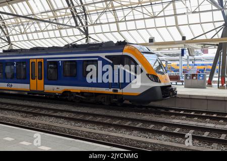 CAFE Civity SNG treno locale per pendolari presso la stazione ferroviaria di Zwolle nei Paesi Bassi Foto Stock