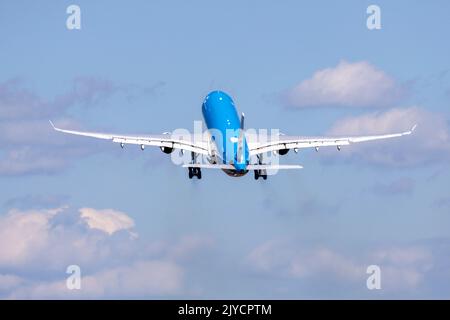 TEL-AKB Airbus A330-300 KLM Royal Dutch Airlines in partenza dall'aeroporto Schiphol di Amsterdam a Ponderbaan, nei Paesi Bassi Foto Stock