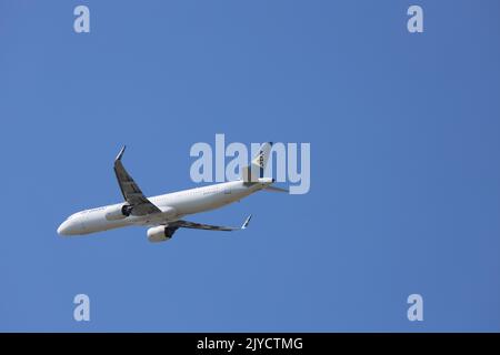 Ei-KDC Air Astana Airbus A321-271N con partenza dall'aeroporto Schiphol di Amsterdam ad Aalsmeerbaan, Paesi Bassi Foto Stock