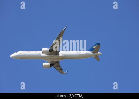 Ei-KDC Air Astana Airbus A321-271N con partenza dall'aeroporto Schiphol di Amsterdam ad Aalsmeerbaan, Paesi Bassi Foto Stock