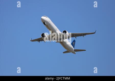 Ei-KDC Air Astana Airbus A321-271N con partenza dall'aeroporto Schiphol di Amsterdam ad Aalsmeerbaan, Paesi Bassi Foto Stock