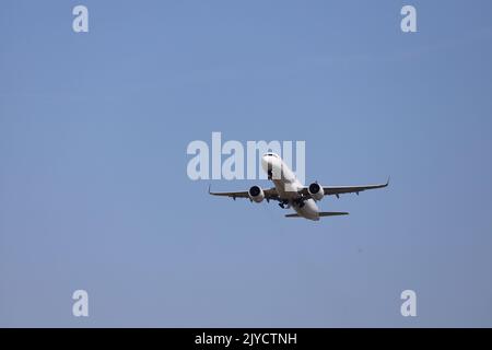 Ei-KDC Air Astana Airbus A321-271N con partenza dall'aeroporto Schiphol di Amsterdam ad Aalsmeerbaan, Paesi Bassi Foto Stock