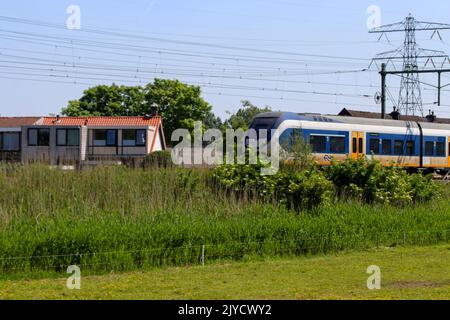 Treno locale SLT sprinter lungo il ponte ferroviario di Ketel a schiedam, nei Paesi Bassi Foto Stock