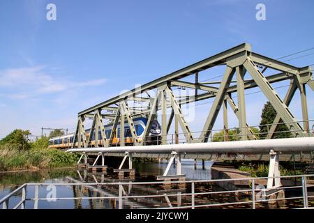 Treno locale SLT sprinter lungo il ponte ferroviario di Ketel a schiedam, nei Paesi Bassi Foto Stock