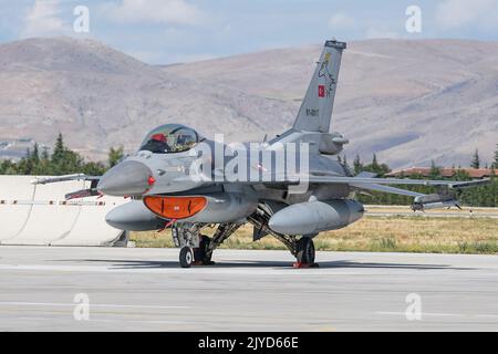 KONYA, TURKIYE - 30 GIUGNO 2022: Turkish Air Force General Dynamics F-16C Fighting Falcon (4R-097) in mostra all'aeroporto di Konya durante l'Aquila Anatolia ai Foto Stock