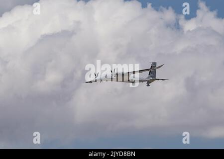 KONYA, TURKIYE - 30 GIUGNO 2022: Baykar Technologies Bayraktar Akinci UCAV Tiha (PT-5) vola all'aeroporto di Konya durante l'esercizio dell'aeronautica militare Anatolia Eagle Foto Stock