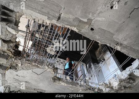 Città di Gaza. 6th Set, 2022. Un uomo guarda i danni di un appartamento che è stato causato da attacchi aerei israeliani a Gaza City, il 6 settembre 2022. Naji Sarhan, sottosegretario del ministero delle opere pubbliche e degli alloggi gestito da Hamas, ha detto a Xinhua che l'assenza di donatori è la sfida più grande nell'attuale processo di ricostruzione, rispetto a quella del 2014. PER ANDARE CON 'caratteristica: La ricostruzione a Gaza avanza a passo di lumaca in assenza dei donatori' Credit: Rizek Abdeljawad/Xinhua/Alamy Live News Foto Stock