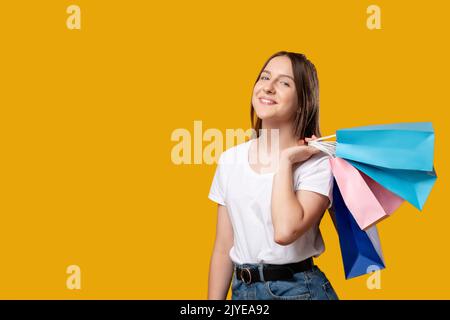 Online shopping nero venerdì felice donna Foto Stock