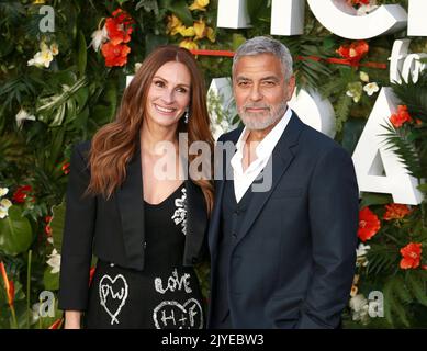 Julia Roberts e George Clooney partecipano al 'Ticket to Paradise' World Premiere all'Odeon Luxe Leicester Square di Londra, Inghilterra. Foto Stock