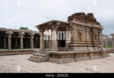 Piccolo santuario nel cortile del Tempio di Vitthal a Hampi stato Karnataka India 08 08 2022 Foto Stock