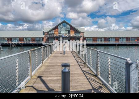 City Quay è un negozio al dettaglio, tempo libero e hotel di sviluppo intorno al Victoria Quay ex a Dundee. Foto Stock