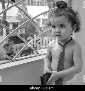 Il ragazzo piccolo carino Shivaay a casa balcone durante l'estate, il