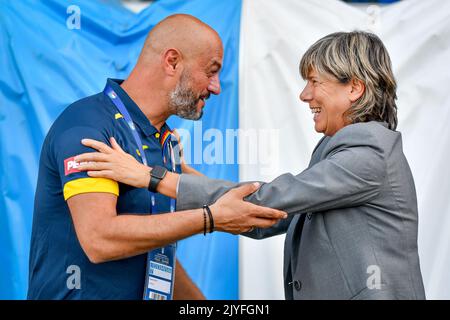 Ferrara, Italia. 06th Set, 2022. La Coach principale della Romania Cristian Dulca con la Coach principale d'Italia Milena Bertolini durante la Coppa del mondo 2023 Qualifiers - Italia Donne contro Romania, Coppa del mondo FIFA a Ferrara, Italia, Settembre 06 2022 Credit: Independent Photo Agency/Alamy Live News Foto Stock