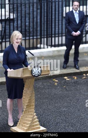 Liz Truss a Downing Street, che ha pronunciato il suo primo discorso come primo ministro britannico con il marito Hugh o'Leary che guarda sopra. 6th settembre 2022. Foto Stock