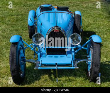 GROSSE POINTE SHORES, MI/USA - 19 GIUGNO 2022: Un 1927 Bugatti tipo 35 replica racecar, EyesOn Design car show, vicino a Detroit, Michigan. Foto Stock