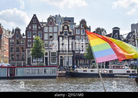 Amsterdam, Paesi Bassi, maggio 2022. Le case da ballo e le barche a bordo del fiume Amstel ad Amsterdam. Foto di alta qualità Foto Stock