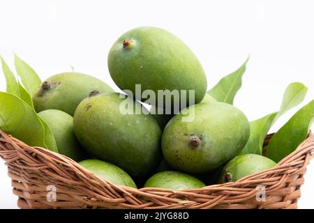 Fresco verde crudo Mango anche chiamato AAM, Kairi nella tradizione indiano cesto di legno ha molteplici benefici per la salute, è ricca fonte di vitamine. Utilizzato per Chut Foto Stock