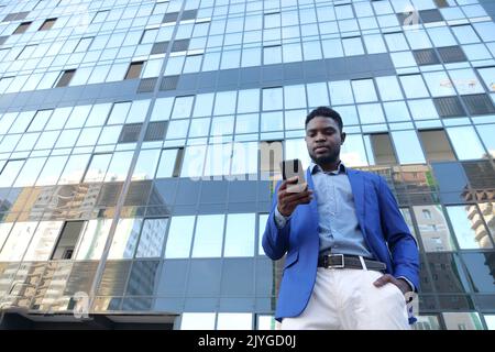 Un uomo d'affari maturo ama lavorare come ceo contro la costruzione di uffici Foto Stock