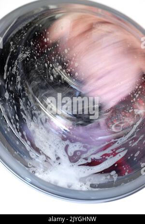 gli indumenti girano in lavatrice Foto Stock