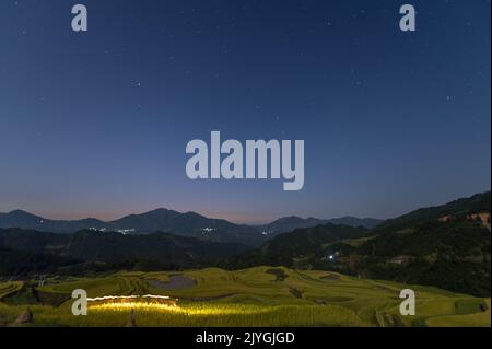 Congjiang, Congjiang, Cina. 8th Set, 2022. La sera del 6 settembre 2022, una mappa del cielo stellato dei campi terrazzati nel villaggio di Cenfeng, Cuili Yao e Zhuang Township, Congjiang County, Guizhou Province.in stagione d'autunno, i campi terrazzati del villaggio di Cenfeng, Cuili Yao e Zhuang Township, Cuili Yao e Zhuang Township, Congjiang County, Qiandongnan Miao e la Prefettura Autonoma di Dong, provincia di Guizhou sono alte nel cielo, e la notte cade. Una bella e tranquilla campagna autunnale stellato mappa del cielo. (Credit Image: © SIPA Asia via ZUMA Press Wire) Foto Stock