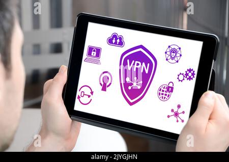 Uomo con un tablet che mostra il concetto vpn Foto Stock