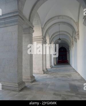 Lisbona, Portogallo, 24 ottobre 2021: Colonnato ad arco bianco nel cortile del Convento de Nossa Senhora da Graca, Lisbona, Portogallo Foto Stock