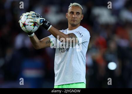 Keylor Navas del Paris Saint-Germain FC durante il warm up prima della partita UEFA Champions League Group H tra il Paris Saint Germain FC e il Juventus FC al Parc des Princes il 6 settembre 2022 a Parigi, Francia . Foto Stock