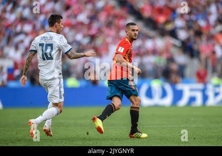 Mosca, Russia - 1 luglio 2018. L'attaccante della Russia Fedor Smolov e l'centrocampista della Spagna Koke durante la Coppa del mondo FIFA 2018 turno di 16 partita Spagna vs Russia (1-1 Foto Stock