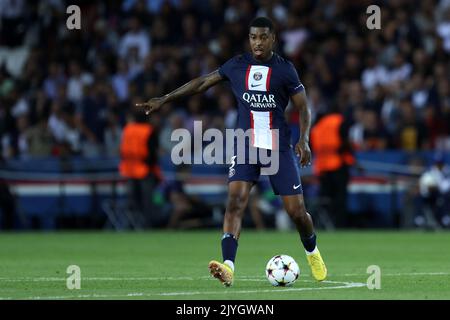 Presnel Kimpembe di Parigi Saint-Germain FC controlla la palla durante la partita UEFA Champions League Group H tra Paris Saint Germain FC e Juventus FC al Parc des Princes il 6 settembre 2022 a Parigi, Francia . Foto Stock