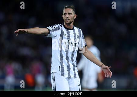 Adrien Rabiot di Juventus FC gests durante la partita UEFA Champions League Group H tra Paris Saint Germain FC e Juventus FC al Parc des Princes il 6 settembre 2022 a Parigi, Francia . Foto Stock