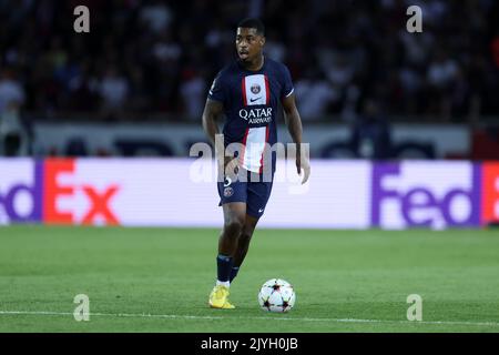 Presnel Kimpembe di Parigi Saint-Germain FC controlla la palla durante la partita UEFA Champions League Group H tra Paris Saint Germain FC e Juventus FC al Parc des Princes il 6 settembre 2022 a Parigi, Francia . Foto Stock