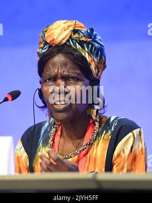 Karlsruhe, Germania. 08th Set, 2022. Agnes Abuom, presidente del più alto organo di governo del Consiglio kumenico delle Chiese ( RK), interviene alla sessione plenaria conclusiva della 11th Assemblea plenaria della RK. Per una settimana, 4.000 cristiani di tutto il mondo hanno discusso le questioni attuali e hanno riflettuto sul futuro della comunità cristiana a Karlsruhe. Credit: Uli Deck/dpa/Alamy Live News Foto Stock