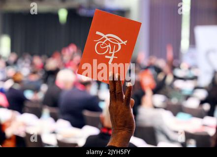 Karlsruhe, Germania. 08th Set, 2022. Alla 11th Assemblea del Consiglio Mondiale delle Chiese (WCC), si svolge un voto nella plenaria di chiusura. Per una settimana, 4.000 cristiani di tutto il mondo hanno discusso le questioni attuali e hanno riflettuto sul futuro della comunità cristiana a Karlsruhe. Credit: Uli Deck/dpa/Alamy Live News Foto Stock