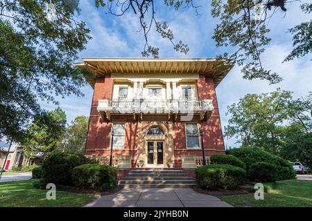 Eufaula, Alabama, USA - 6 settembre 2022: Davanti alla Biblioteca Eufaula Carnegie costruita nel 1904. Questa è una delle due Carnegie Libraries che ancora serve a. Foto Stock