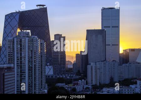 Pechino, Pechino, Cina. 8th Set, 2022. 6 settembre 2022, l'autunno di Pechino, l'autunno è alto e croccante, la luce dorata si riflette sullo skyline al tramonto, e il cielo è come un album fotografico dinamico, in attesa di ogni sguardo apprezzabile. (Credit Image: © SIPA Asia via ZUMA Press Wire) Foto Stock