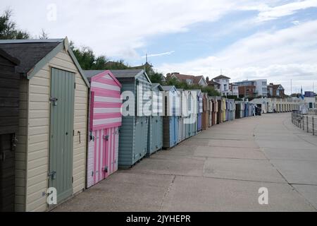 row of holiday beach huts in westgate-on-sea, south east coast, kent, uk settembre 2022 Foto Stock