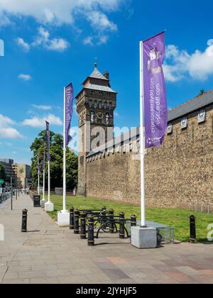 Castello di Cardiff in estate da Castle Street Cardiff Galles Foto Stock