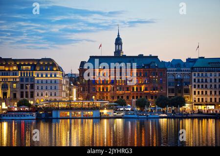 Lago Inner Alster con Hamburger Hof e Chiesa di San Michele in serata, Germania, Amburgo Foto Stock