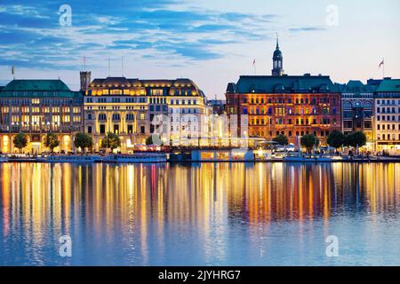 Lago Inner Alster con Hamburger Hof e Chiesa di San Michele in serata, Germania, Amburgo Foto Stock