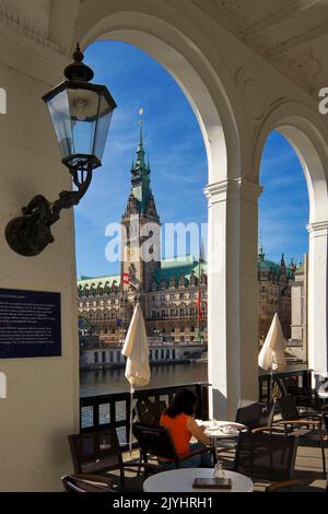 Alster Arcades con vista sulla torre del municipio, Germania, Amburgo Foto Stock
