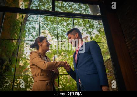 Due partner commerciali sono felici e molto soddisfatti di ciò che hanno fatto con il loro progetto Foto Stock