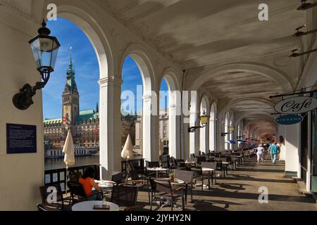 Alster Arcades con vista sulla torre del municipio, Germania, Amburgo Foto Stock